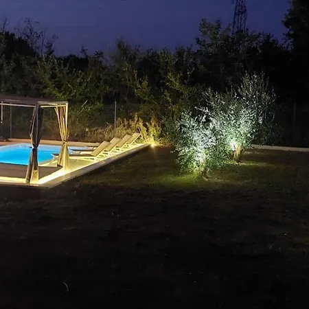 Kuca U Prirodi * Pola
